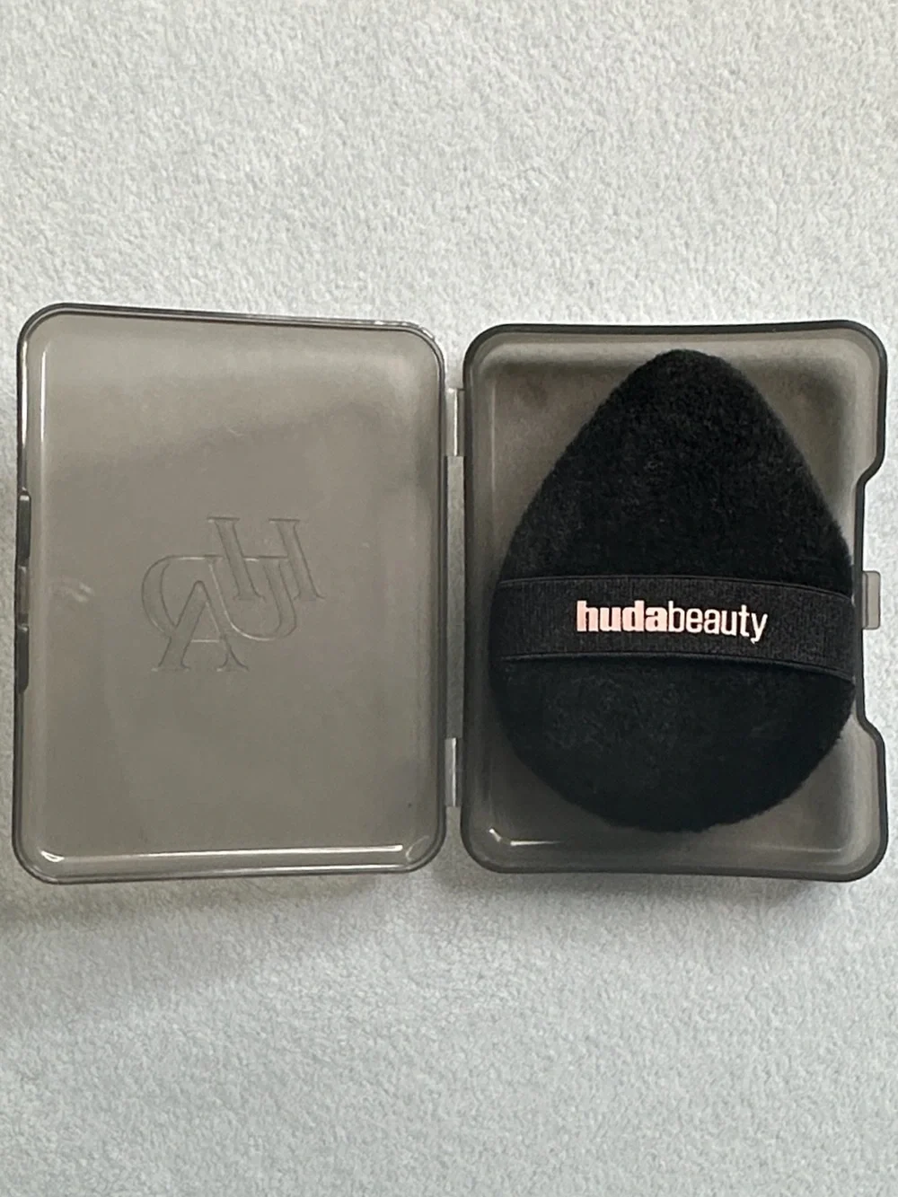 🎨 HUDA | EASY BAKE AIRBUSH MATTE PRESSED SETTING POWDER AND MARSHMALLOW PUFF
